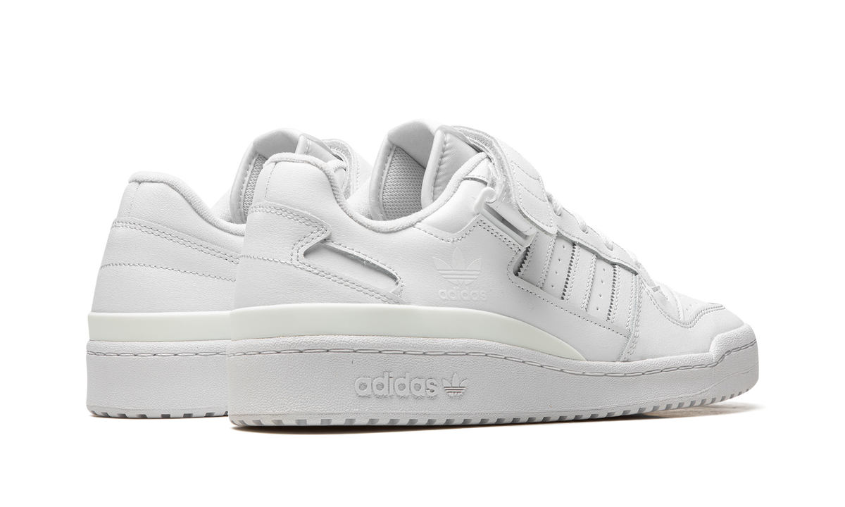 Overkicks - Adidas Forum Low Triple White (FY7755) - par completo