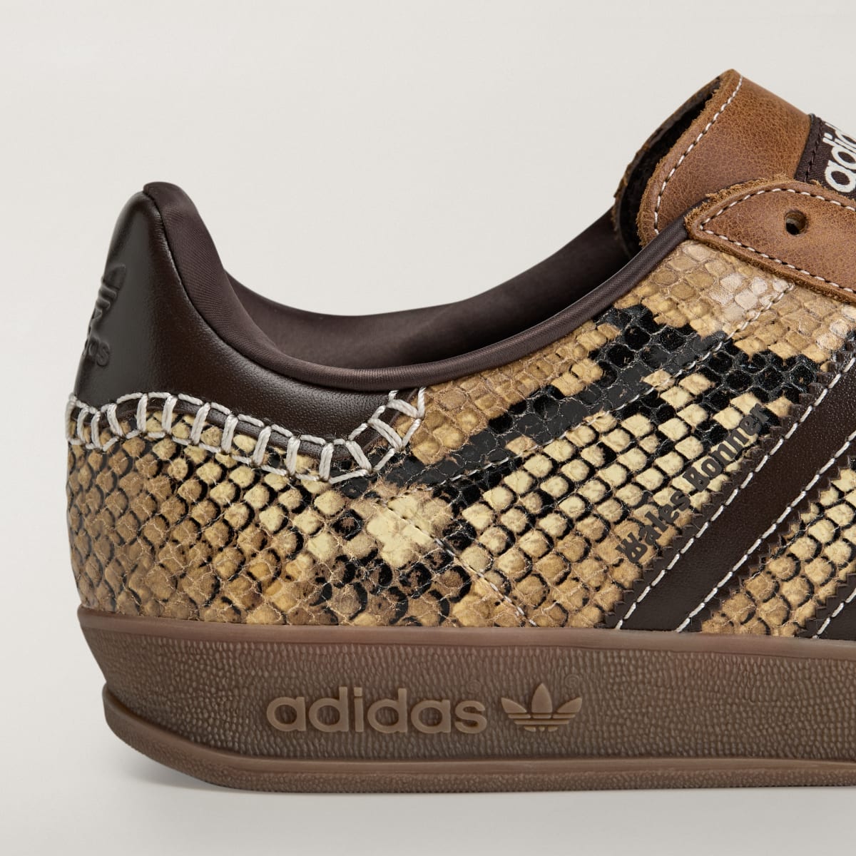 Overkicks - Adidas Gazelle Indoor Wales Bonner Snakeskin (KK3641) - detalle lateral interior