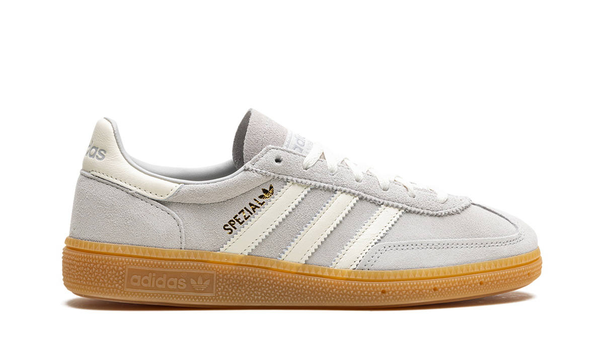 Overkicks - Adidas Handball Spezial Grey Off White (IH5074) - detalle talón