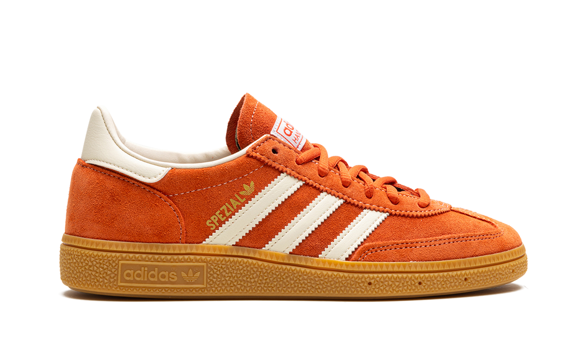 Overkicks - Adidas Handball Spezial Preloved Red Gum (IG6191) - detalle talón