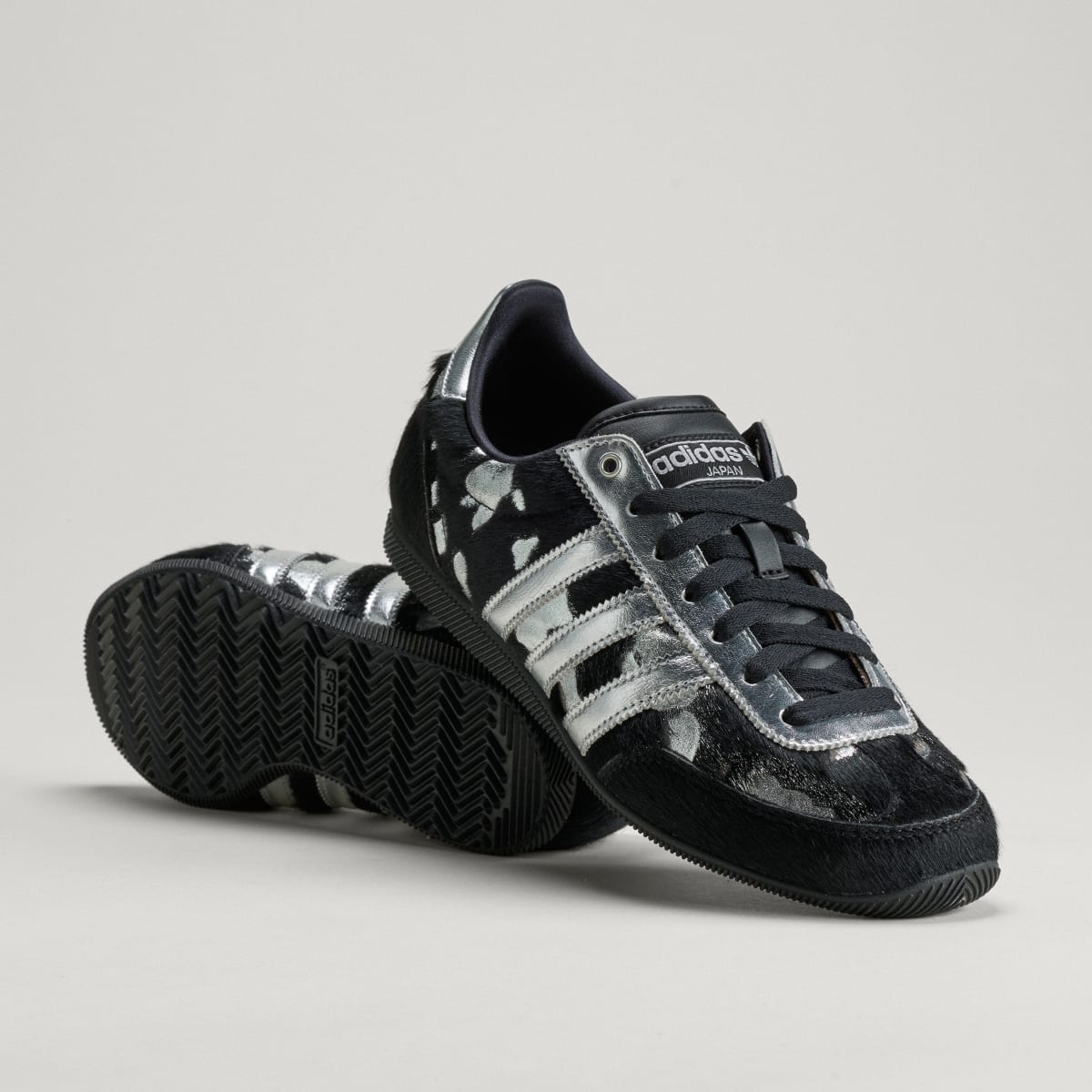 Overkicks - Adidas Japan Black Silver Metallic (Womens) (KJ2423) - vista lateral