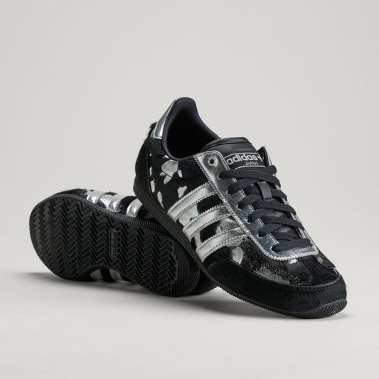 Overkicks - Adidas Japan Black Silver Metallic (Womens) (KJ2423) - vista lateral