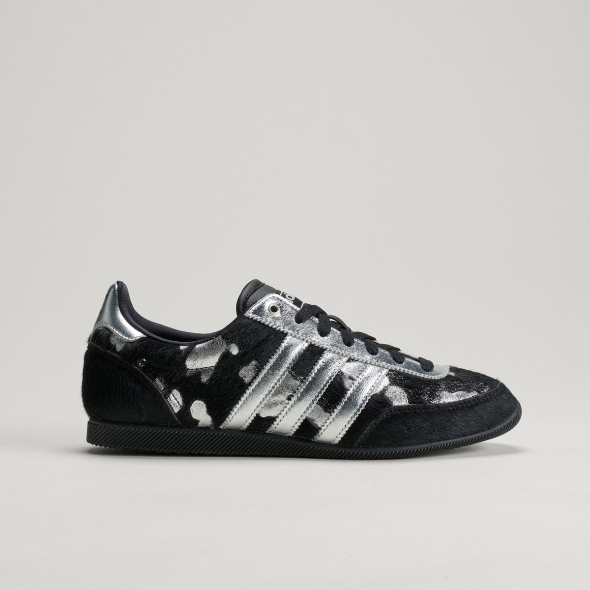 Overkicks - Adidas Japan Black Silver Metallic (Womens) (KJ2423) - vista trasera
