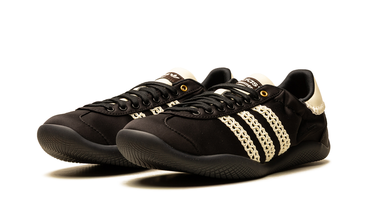 Overkicks - Adidas Karintha Wales Bonner Black White (IH7259) - vista trasera