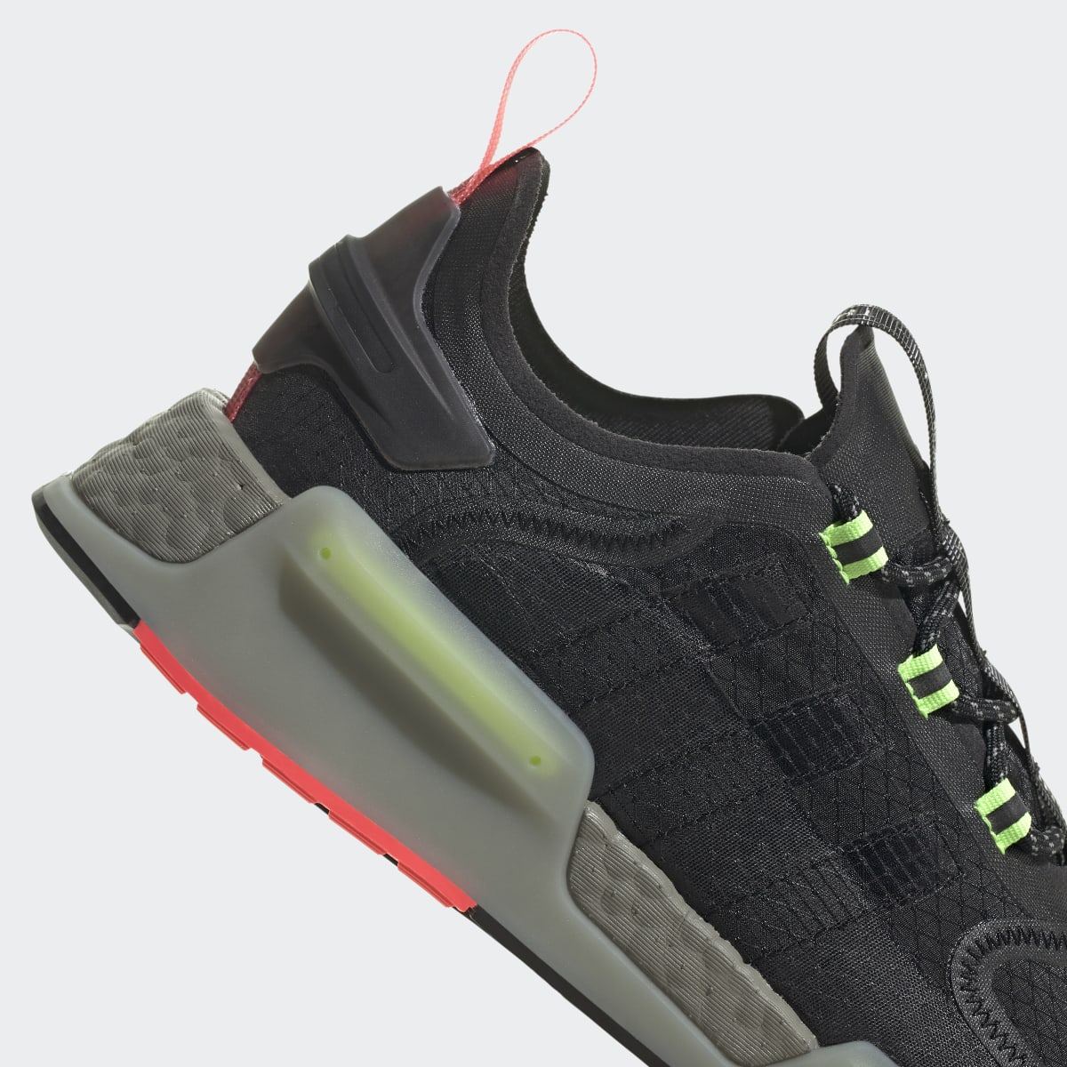 Overkicks - Adidas NMD V3 Black Signal Green Solar Red (GW3064) - detalle