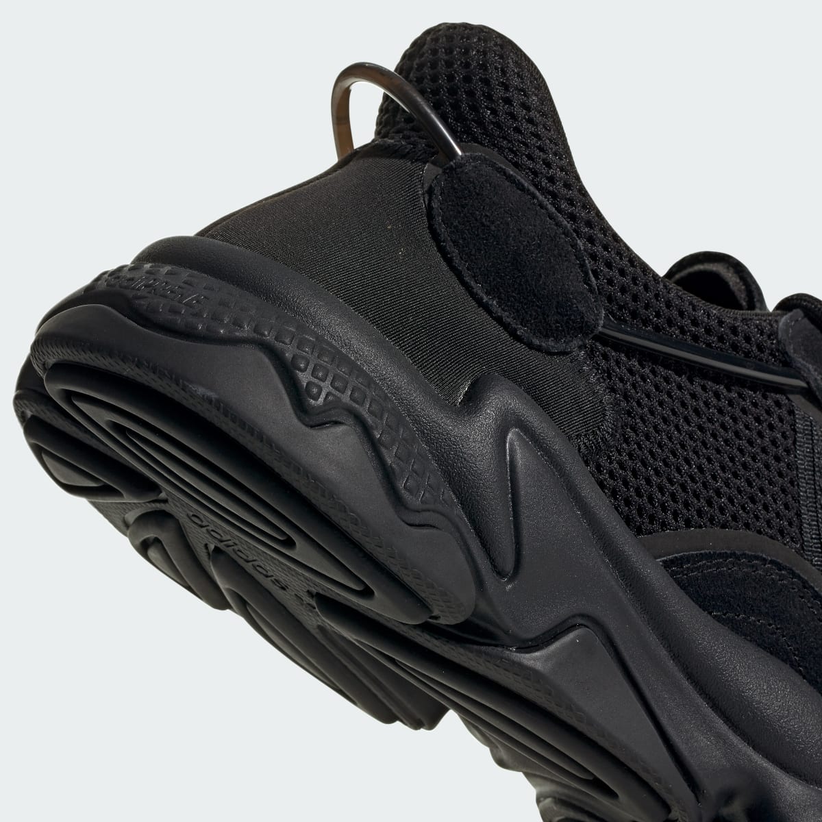 Overkicks - Adidas Ozweego Core Black (EE6999) - detalle