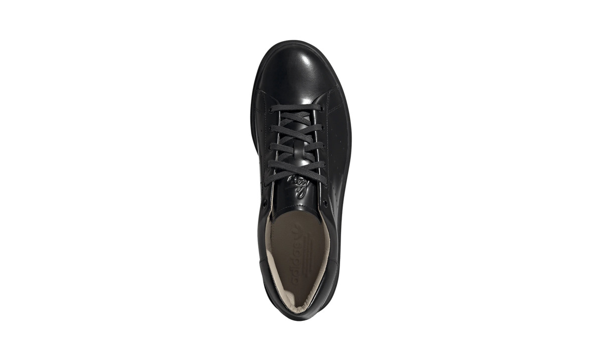 Overkicks - Adidas Stan Smith Freizeit Triple Black (JQ5838) - par completo