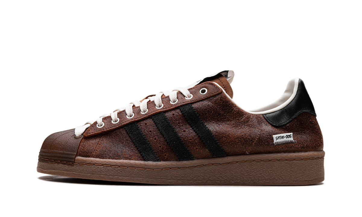 Overkicks - Adidas Superstar Song for the Mute Brown Black (JR8043) - vista lateral