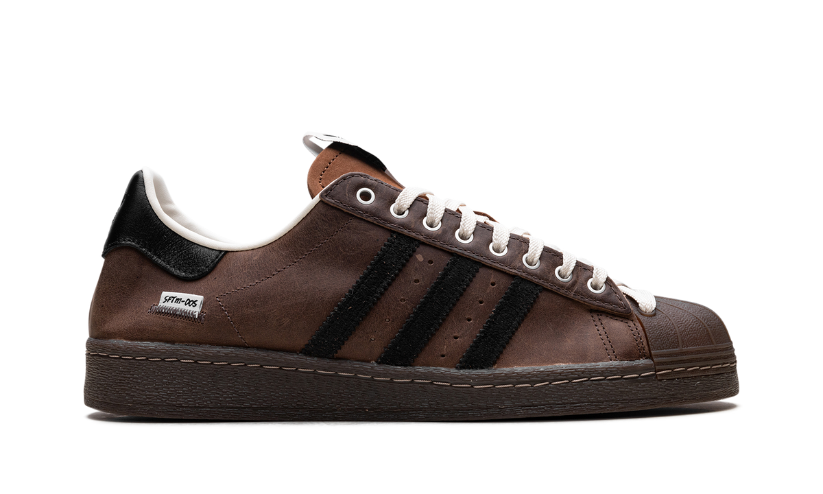 Overkicks - Adidas Superstar Song for the Mute Brown Black (JR8043) - detalle talón