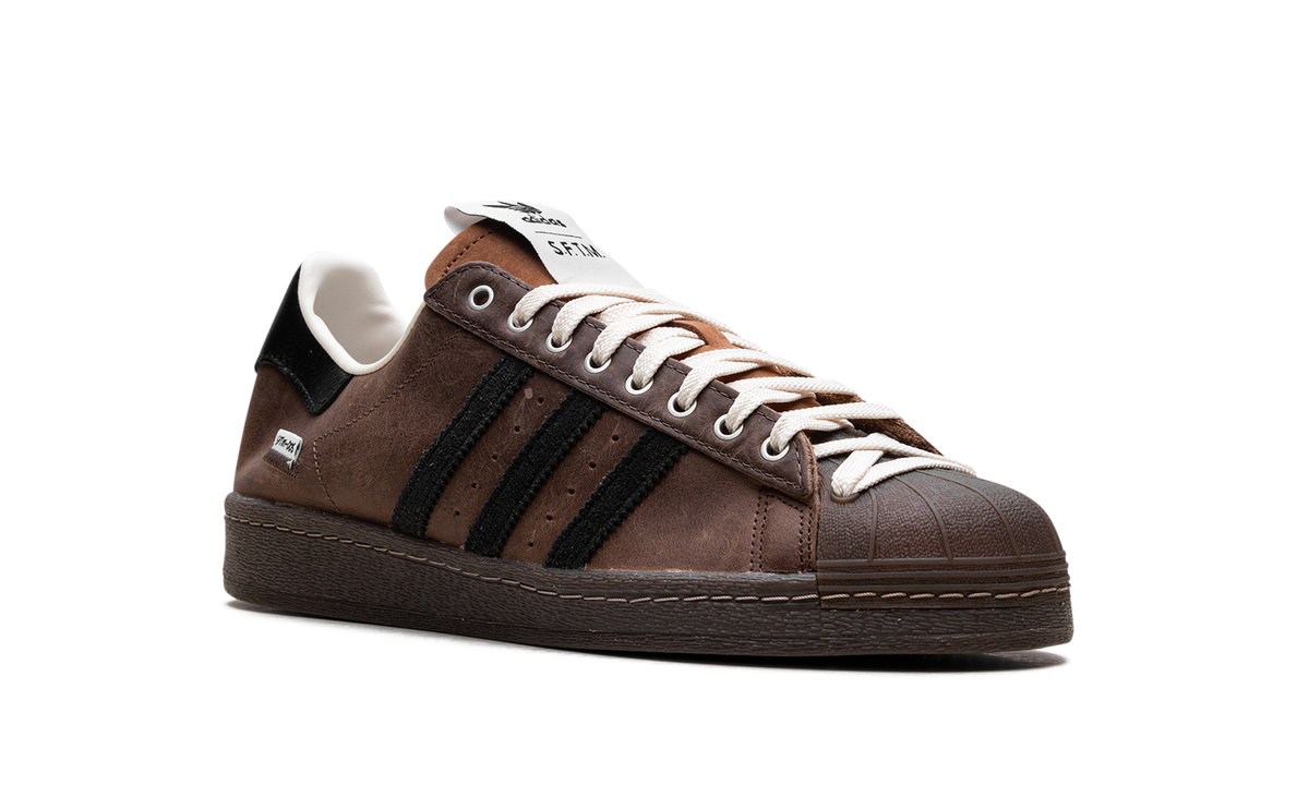 Overkicks - Adidas Superstar Song for the Mute Brown Black (JR8043) - detalle lateral interior