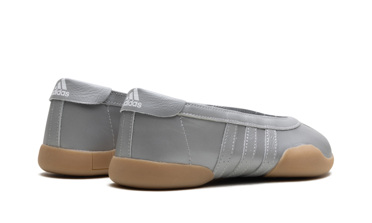 Overkicks - Adidas Taekwondo Mei Ballet Silver Metallic Gum (JR7032) - par completo