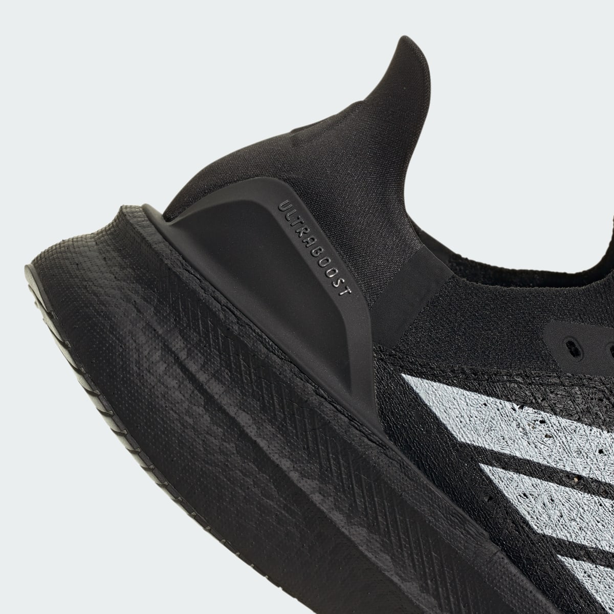 Overkicks - Adidas Ultra Boost 5 Strung Core Black Cloud White Iron Metallic (JQ2941) - detalle