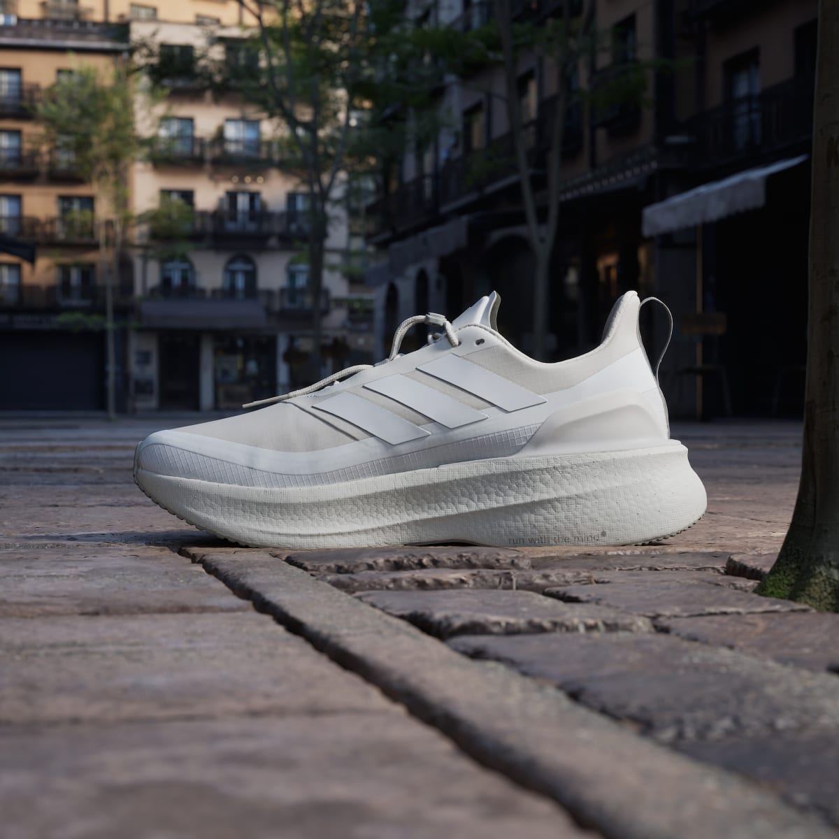 Overkicks - Adidas Ultra Boost 5X Hermanos Koumori Wonder Aluminum (JQ5387) - detalle talon
