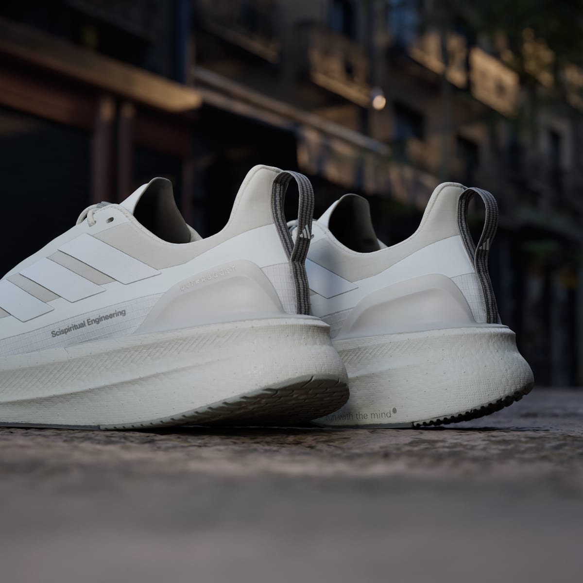 Overkicks - Adidas Ultra Boost 5X Hermanos Koumori Wonder Aluminum (JQ5387) - detalle