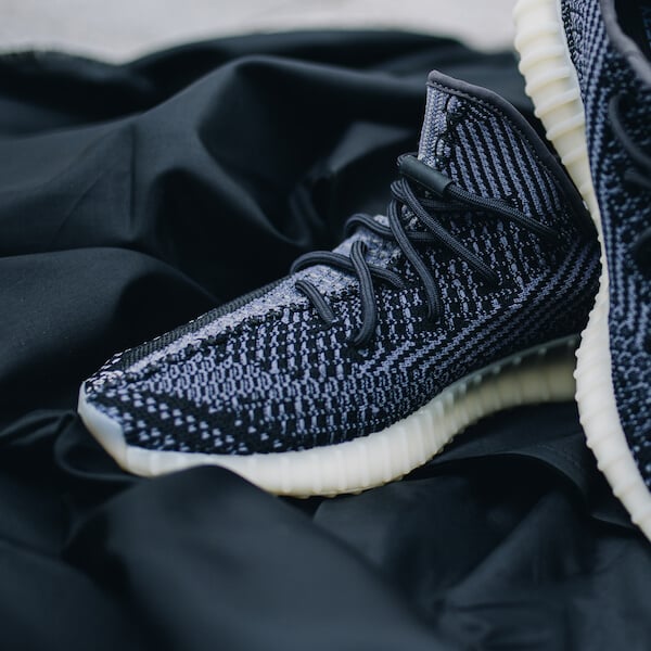 Overkicks - Adidas Yeezy Boost 350 V2 Carbon (FZ5000) - detalle etiqueta