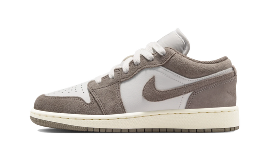 Overkicks - Air Jordan 1 Low Olive Grey Enigma Stone (GS) (553560-026) - vista lateral