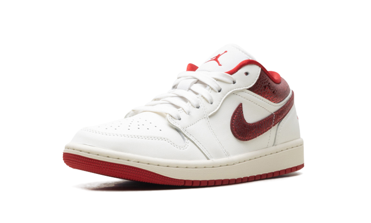 Overkicks - Air Jordan 1 Low Ruby (HJ9338-106) - detalle suela