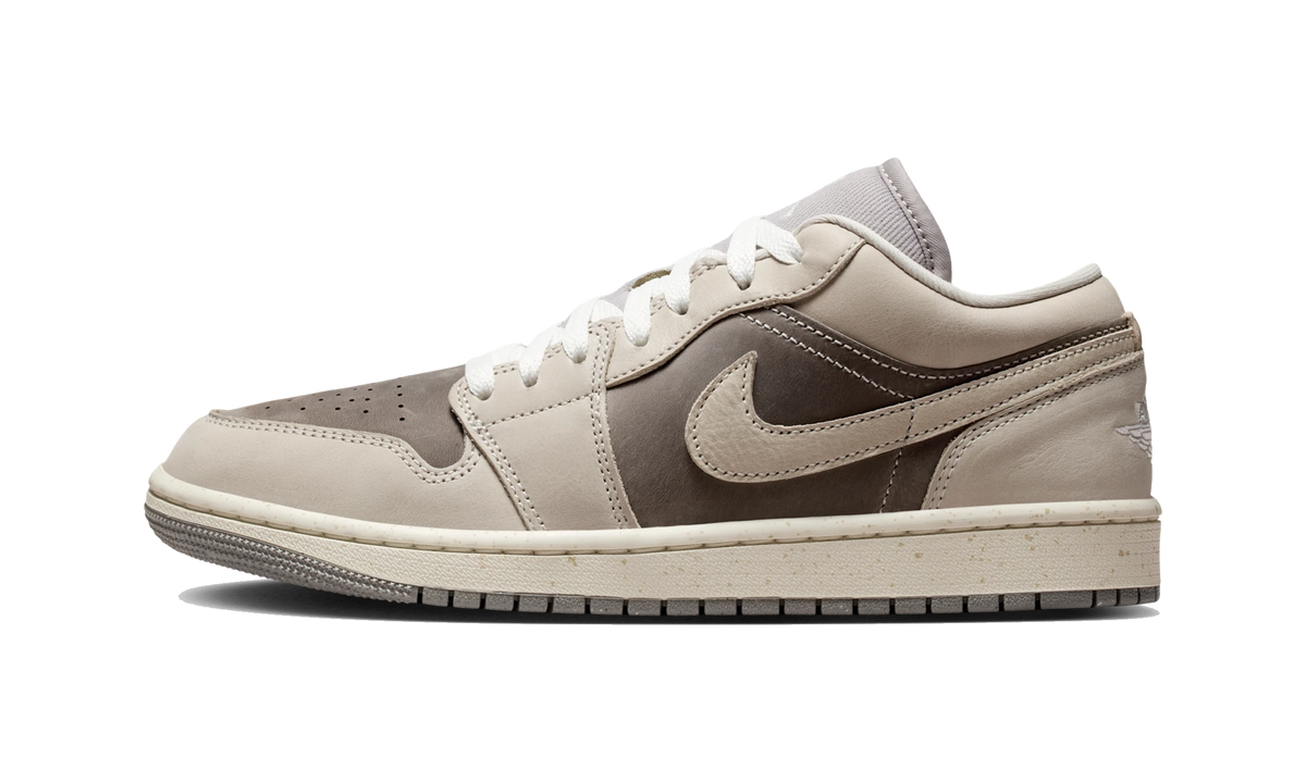 Overkicks - Air Jordan 1 Low SE Enigma Stone Pale Ivory (IB7011-001) - vista lateral