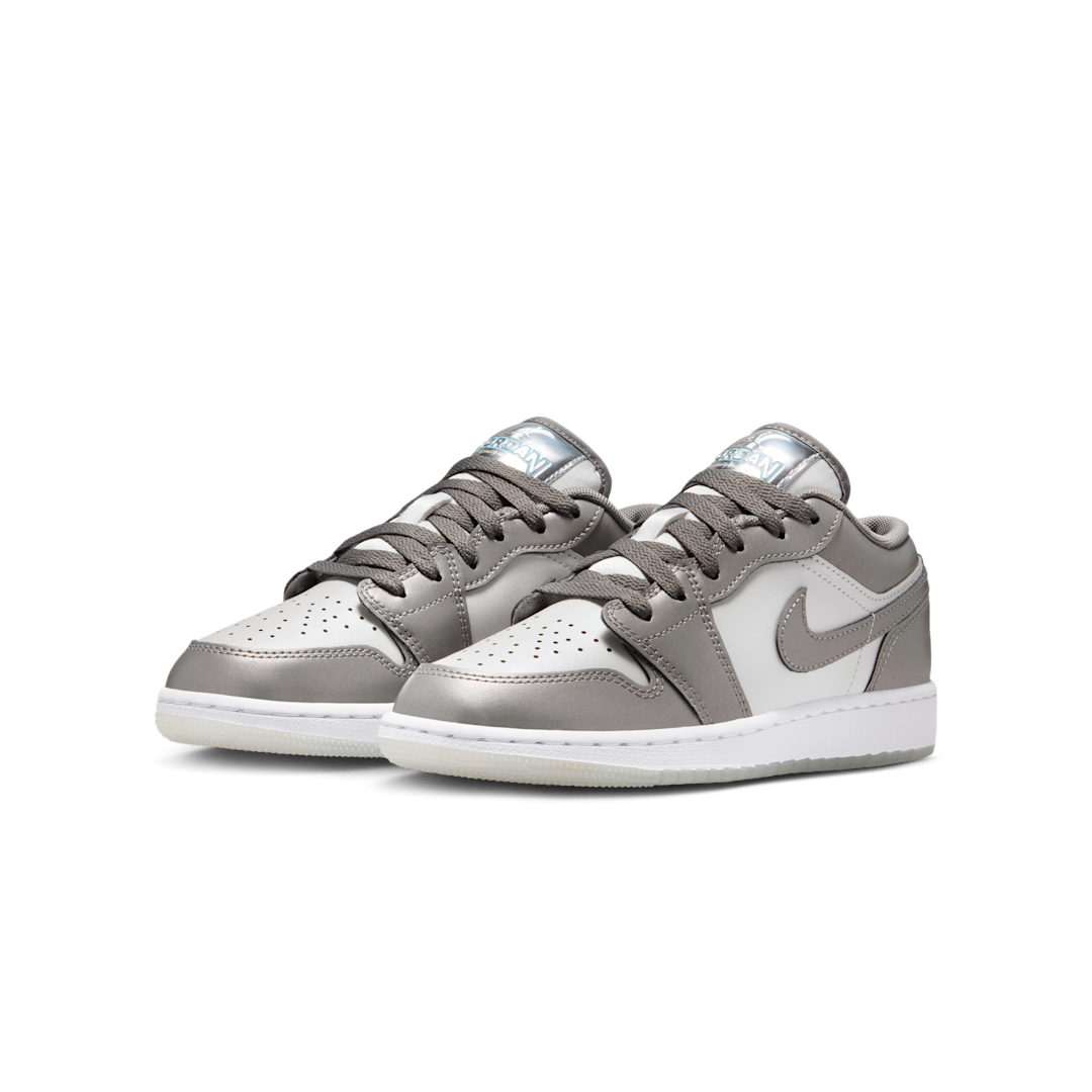 Overkicks - Air Jordan 1 Low SE Inspired by the Greatest (HV4398-014) - vista trasera