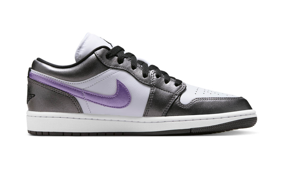 Overkicks - Air Jordan 1 Low SE Metallic Grape Ice (Womens) (HJ5910-105) - detalle suela