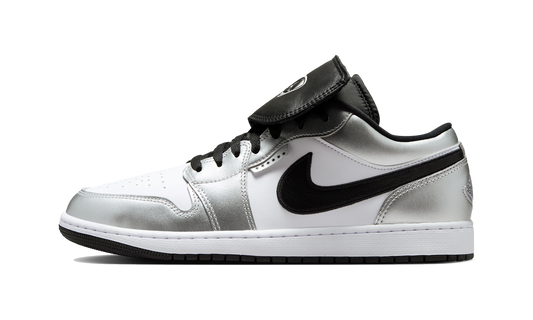 Overkicks - Air Jordan 1 Low SE Metallic Silver Tiempo (IR2278-100) - vista lateral