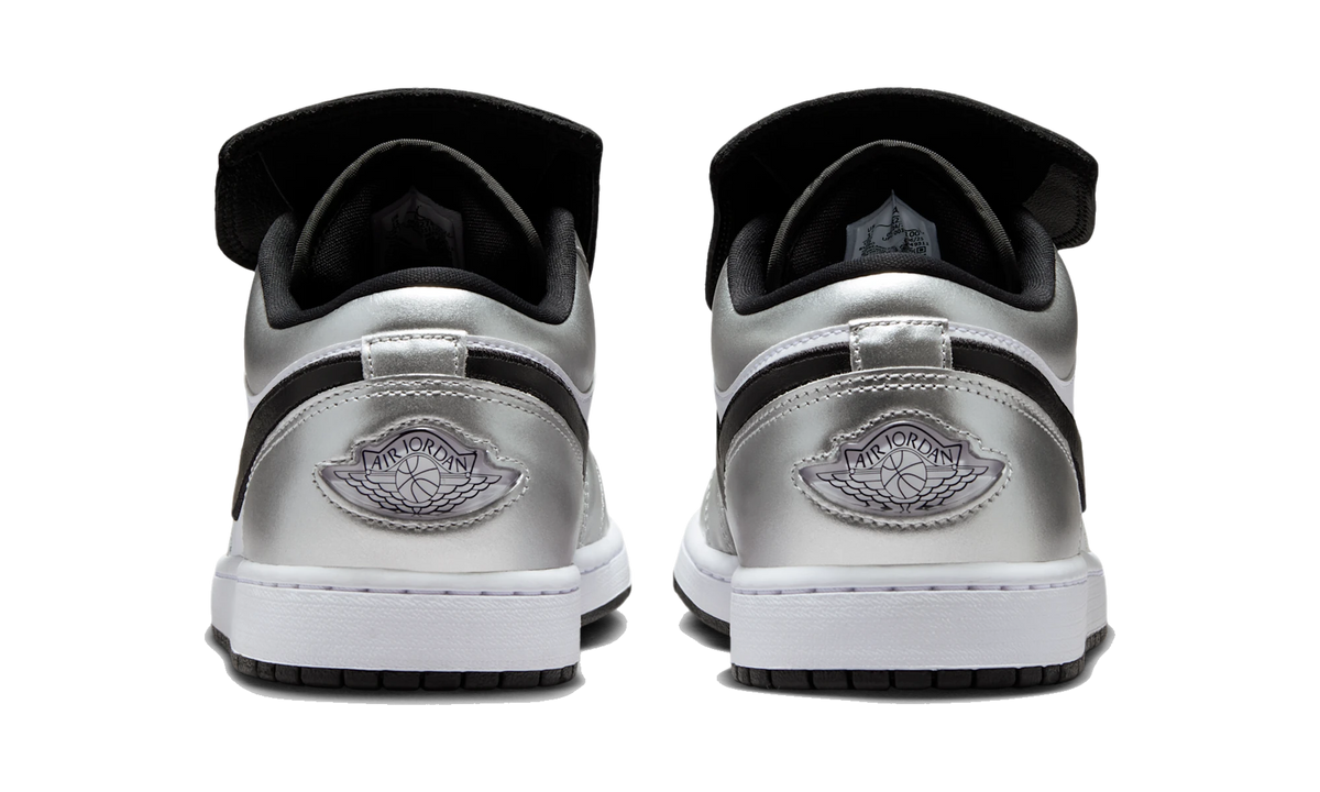 Overkicks - Air Jordan 1 Low SE Metallic Silver Tiempo (IR2278-100) - detalle talón