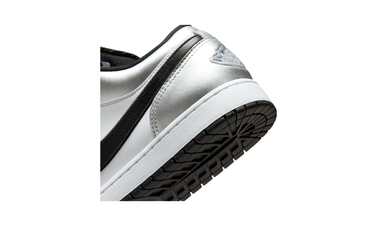 Overkicks - Air Jordan 1 Low SE Metallic Silver Tiempo (IR2278-100) - detalle