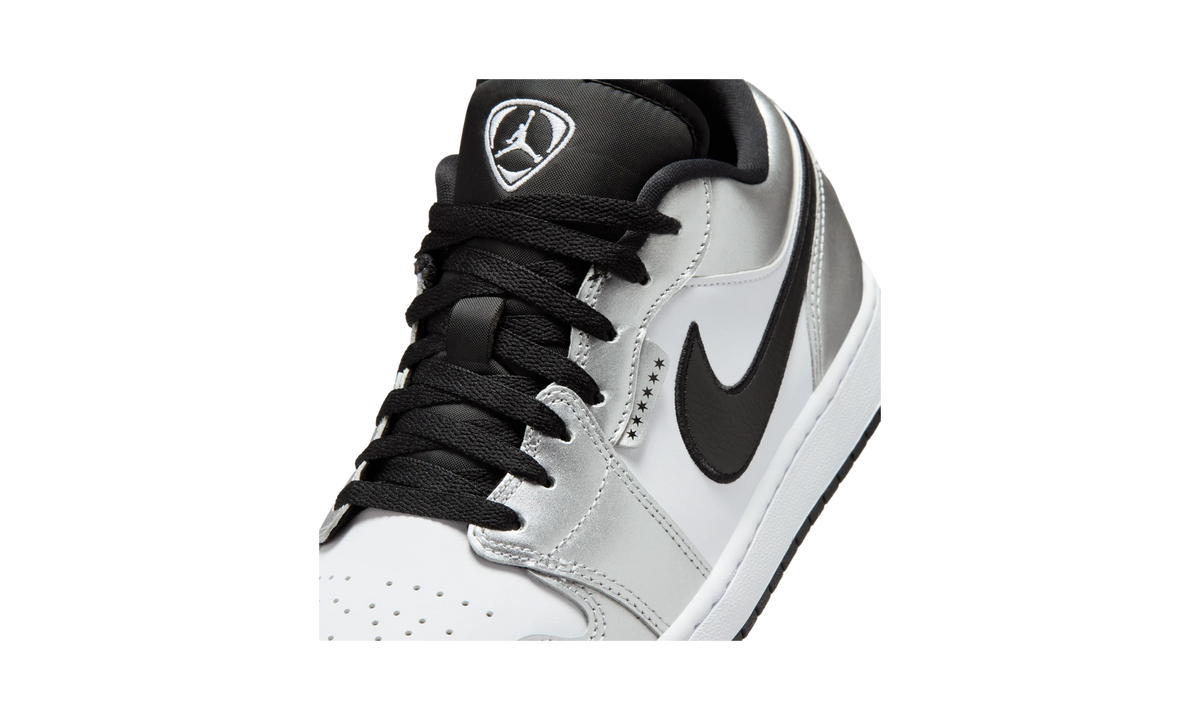 Overkicks - Air Jordan 1 Low SE Metallic Silver Tiempo (IR2278-100) - detalle