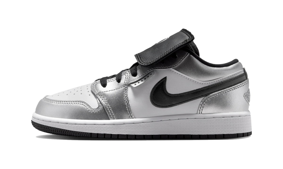Overkicks - Air Jordan 1 Low SE Metallic Silver Tiempo (GS) (IR2310-100) - vista lateral