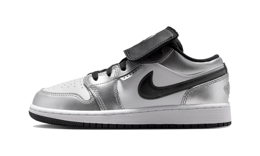 Overkicks - Air Jordan 1 Low SE Metallic Silver Tiempo (GS) (IR2310-100) - vista lateral