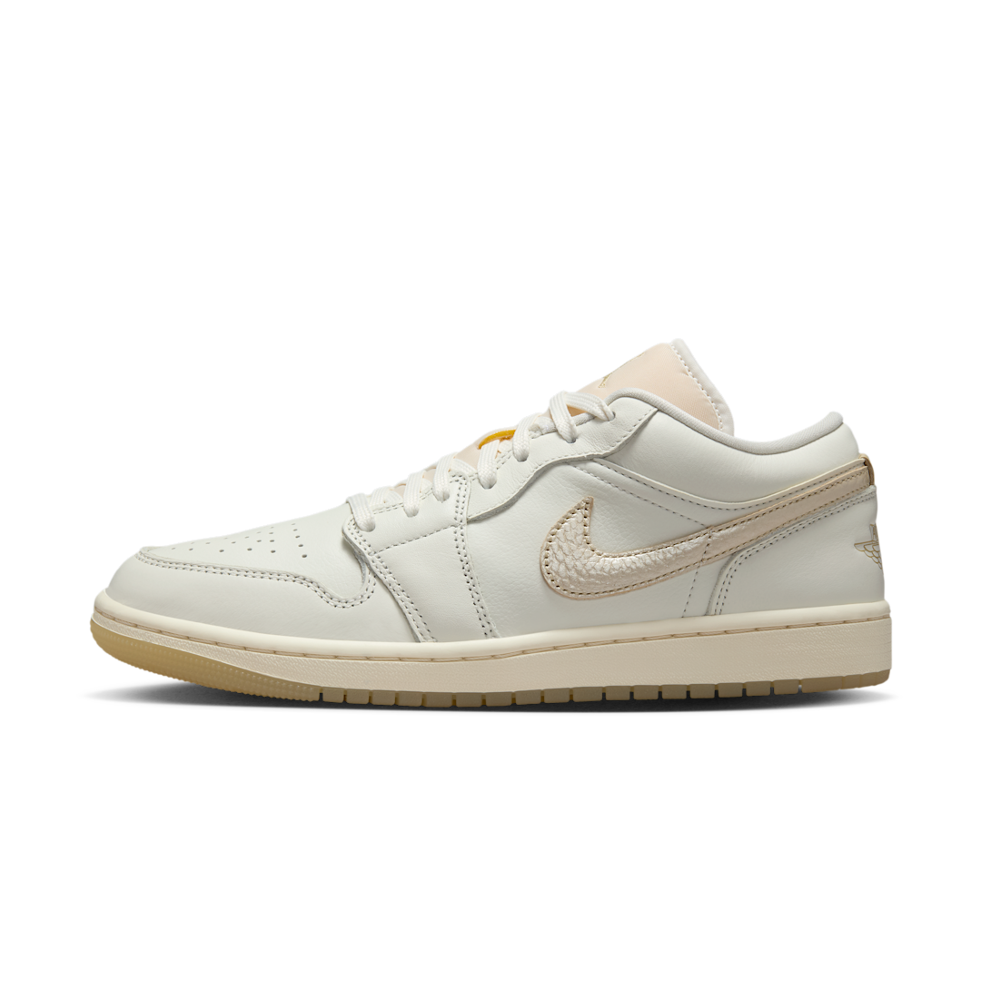 Overkicks - Air Jordan 1 Low SE Metallic Team Gold (HV5157-100) - vista lateral