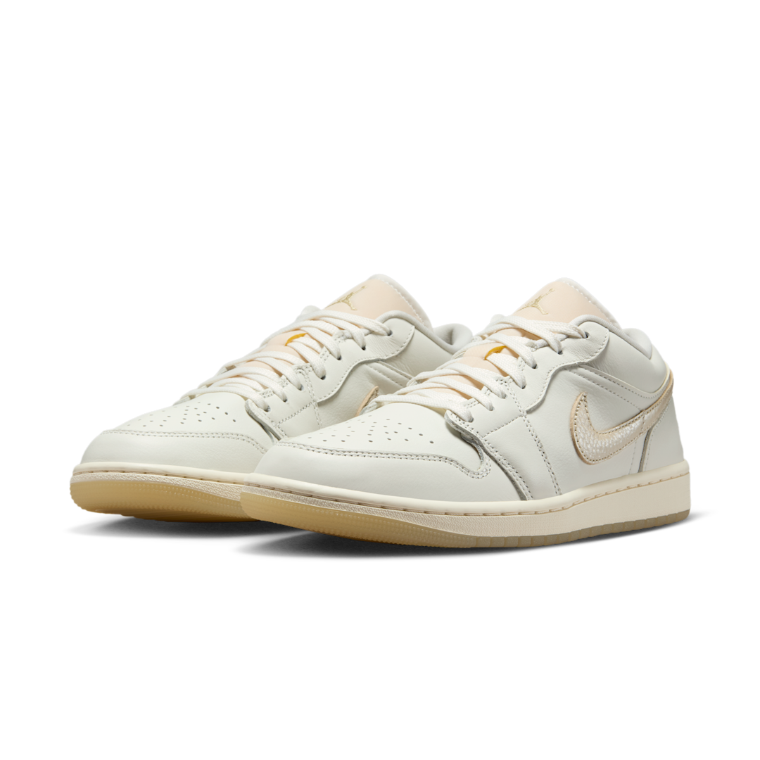 Overkicks - Air Jordan 1 Low SE Metallic Team Gold (HV5157-100) - vista trasera
