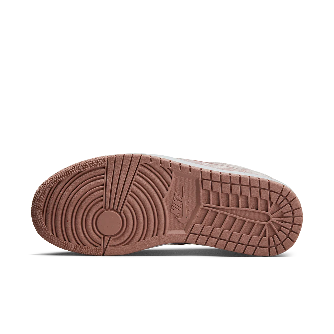 Overkicks - Air Jordan 1 Low SE Pink Velvet (DQ8396-600) - detalle suela