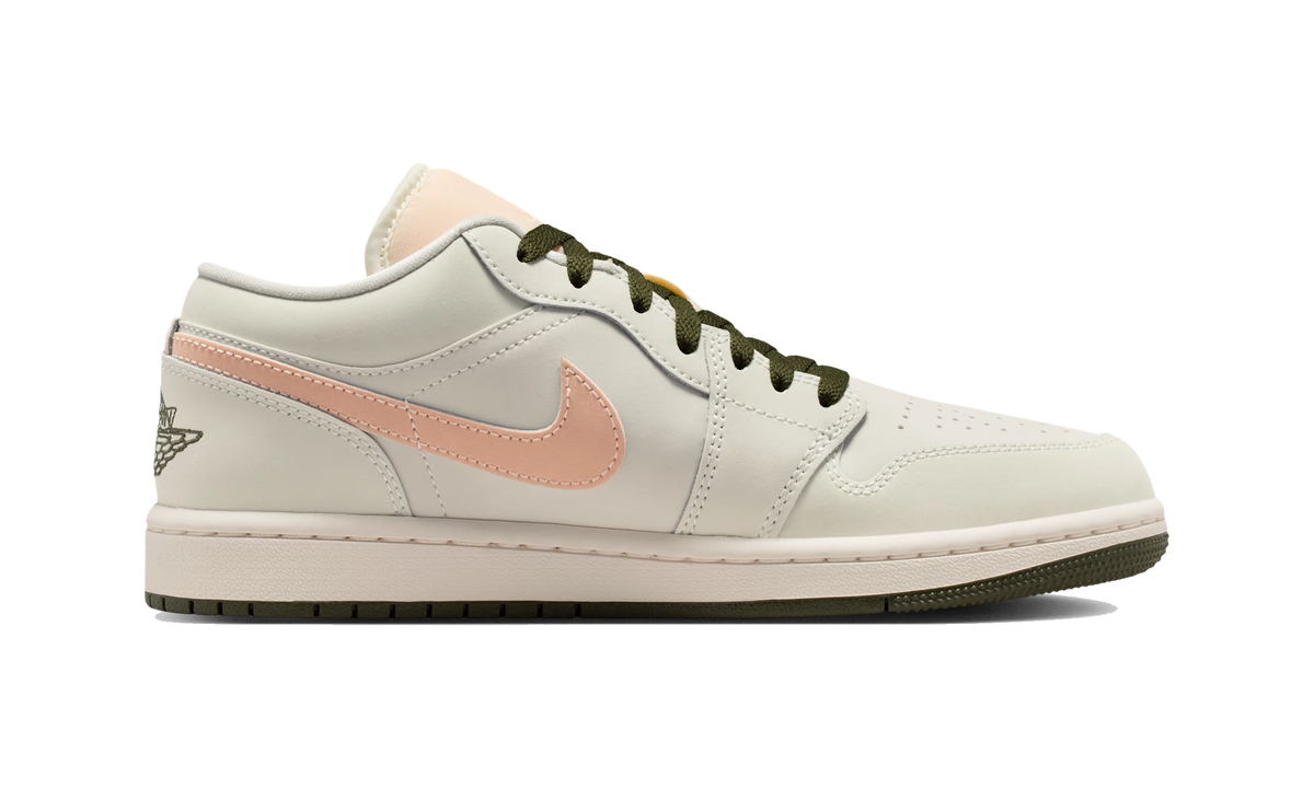 Overkicks - Air Jordan 1 Low Sail Crimson Tint Khaki (DC0774-111) - detalle suela