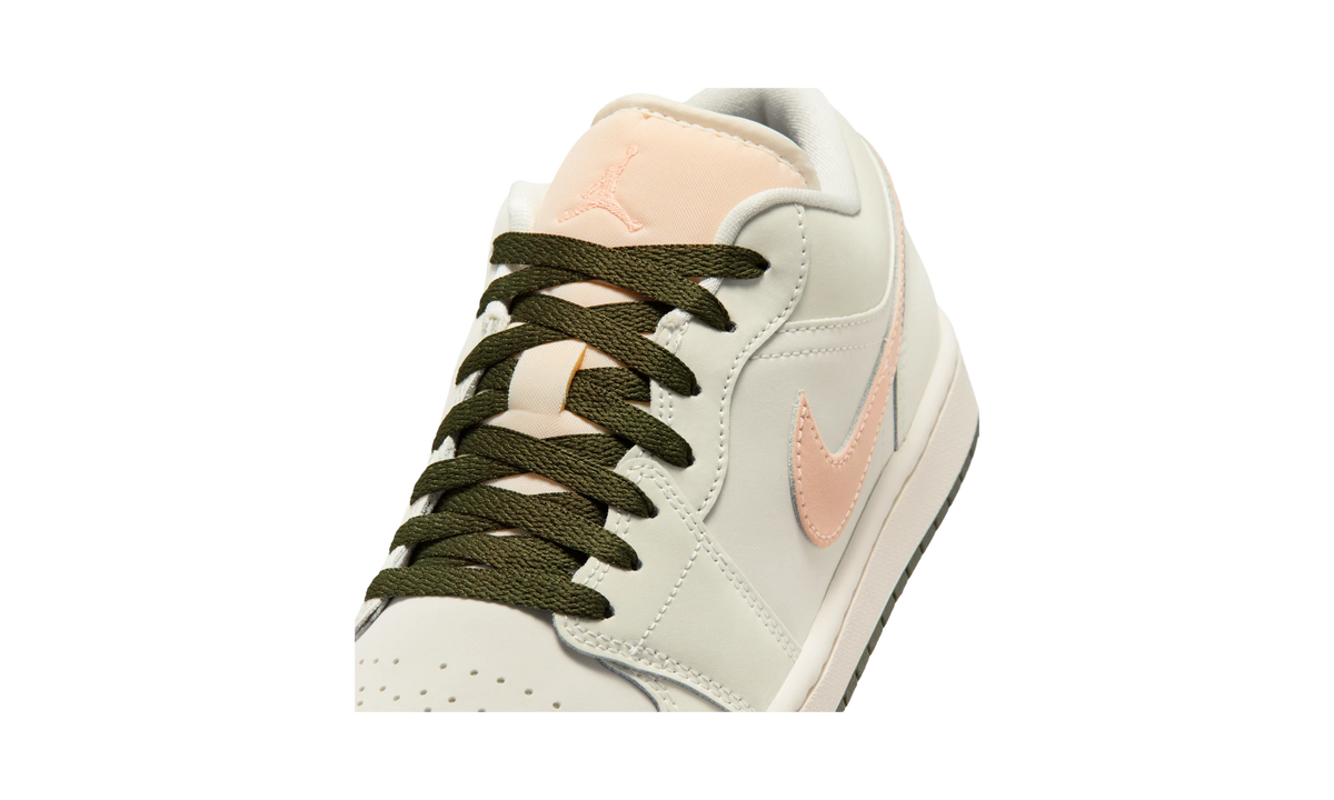 Overkicks - Air Jordan 1 Low Sail Crimson Tint Khaki (DC0774-111) - detalle lateral interior