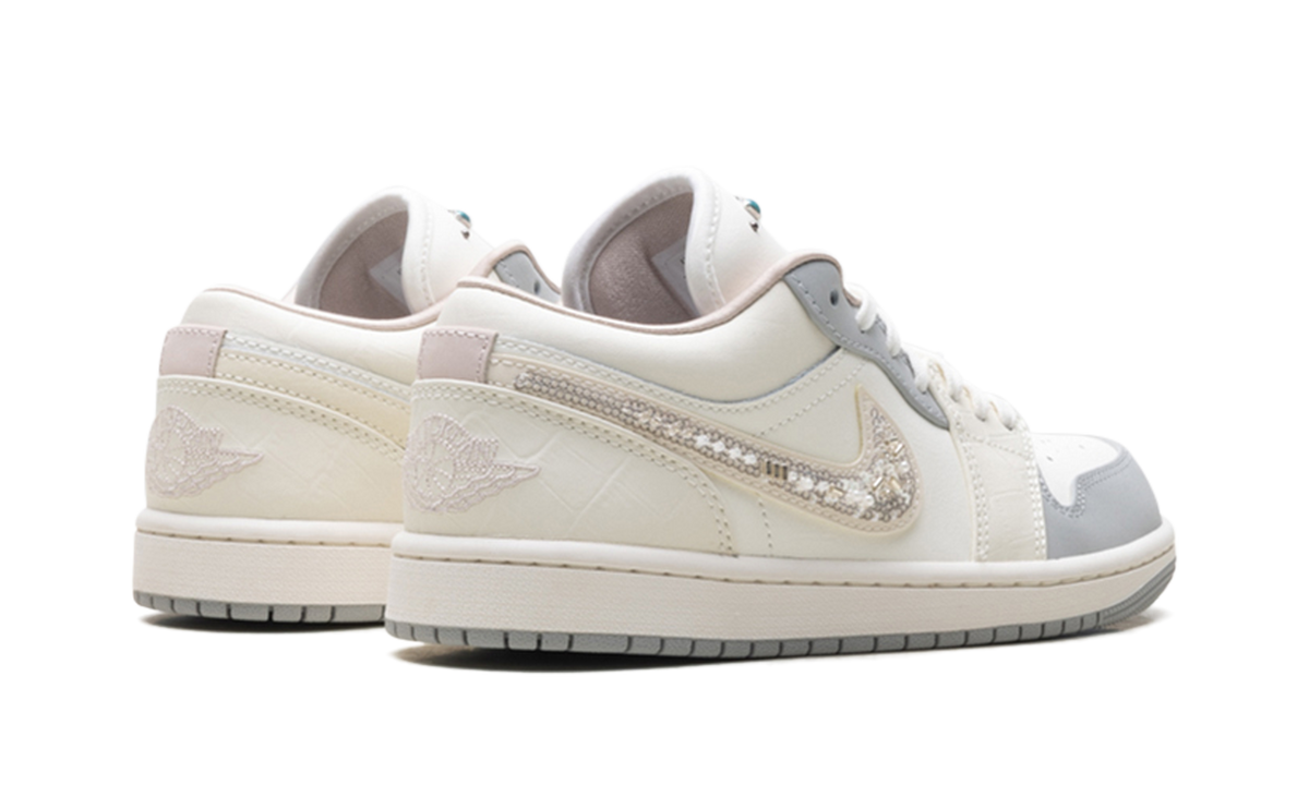 Overkicks - Air Jordan 1 Low Sail Soft Pearl (IH7323-100) - par completo