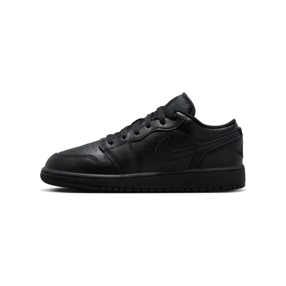 Overkicks - Air Jordan 1 Low Triple Black (2022) (GS) (553560-093) - vista lateral