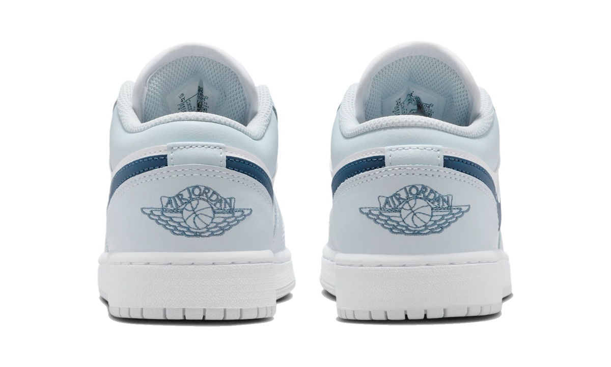 Overkicks - Air Jordan 1 Low White Aura Squadron Blue (553560-104) - detalle talón