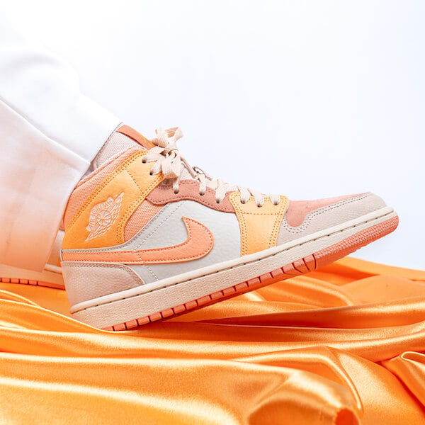 Overkicks - Air Jordan 1 Mid Apricot Orange (DH4270-800) - vista superior
