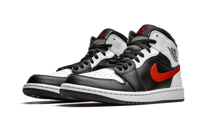 Overkicks - Air Jordan 1 Mid Black Chile Red White (554724-075) - vista trasera