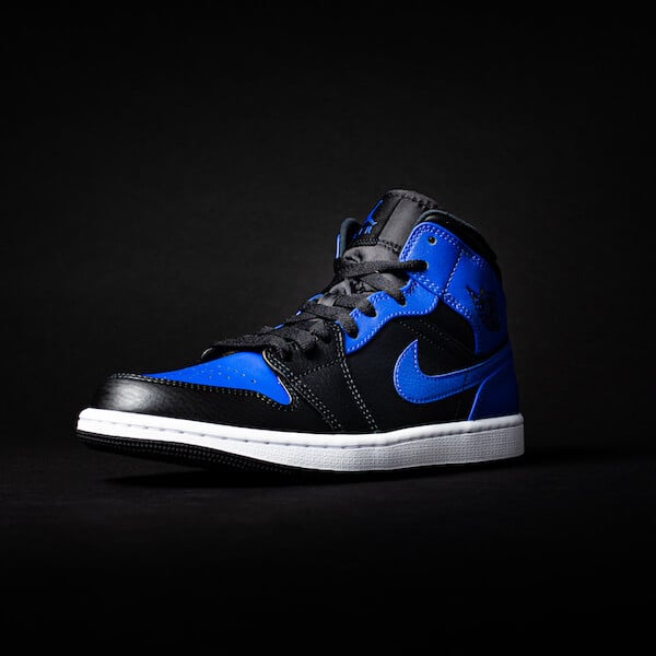 Overkicks - Air Jordan 1 Mid Hyper Royal Tumbled Leather (554724-077 / 554725-077) - detalle talón