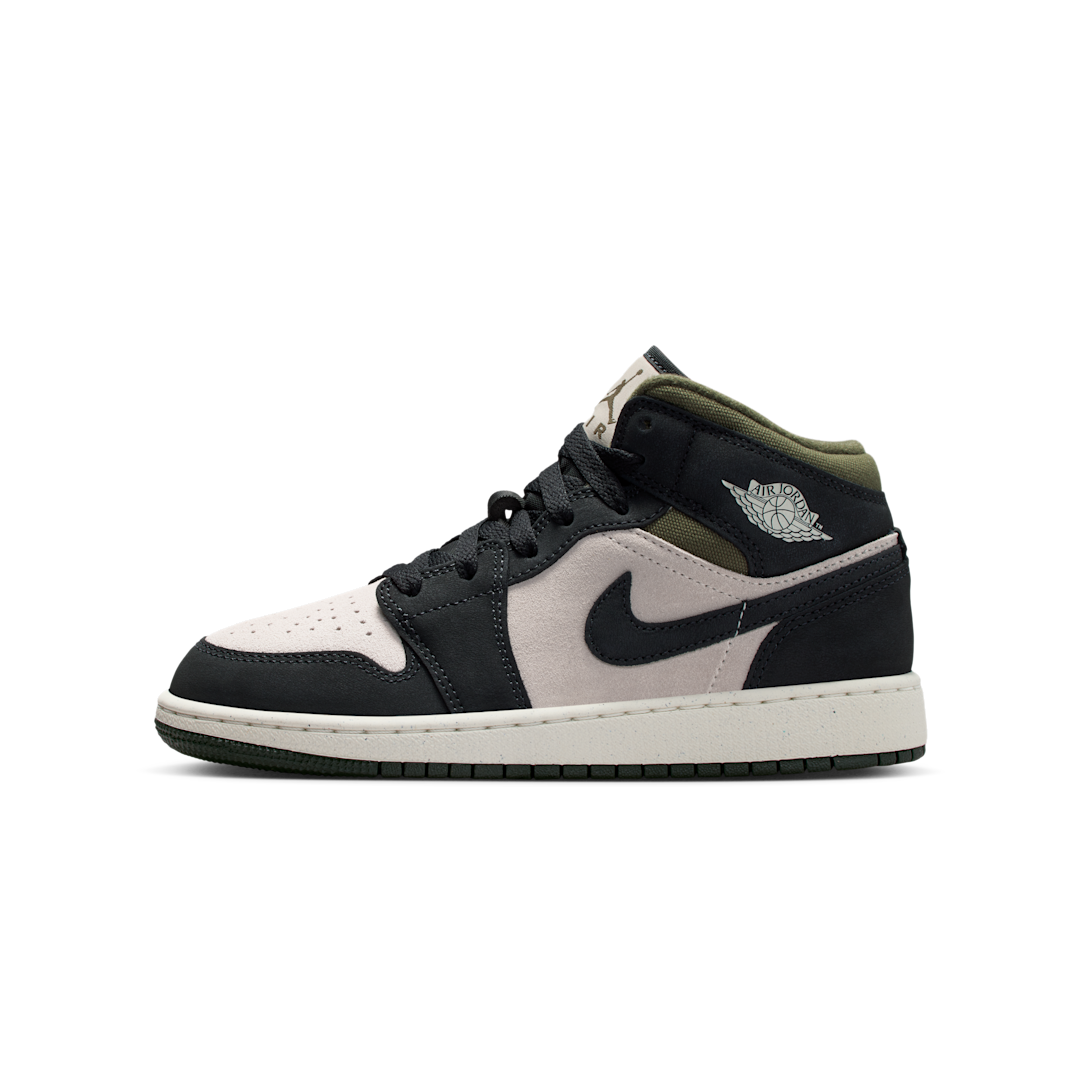 Overkicks - Air Jordan 1 Mid Off Noir Medium Olive (GS) (HV4399-102) - vista lateral