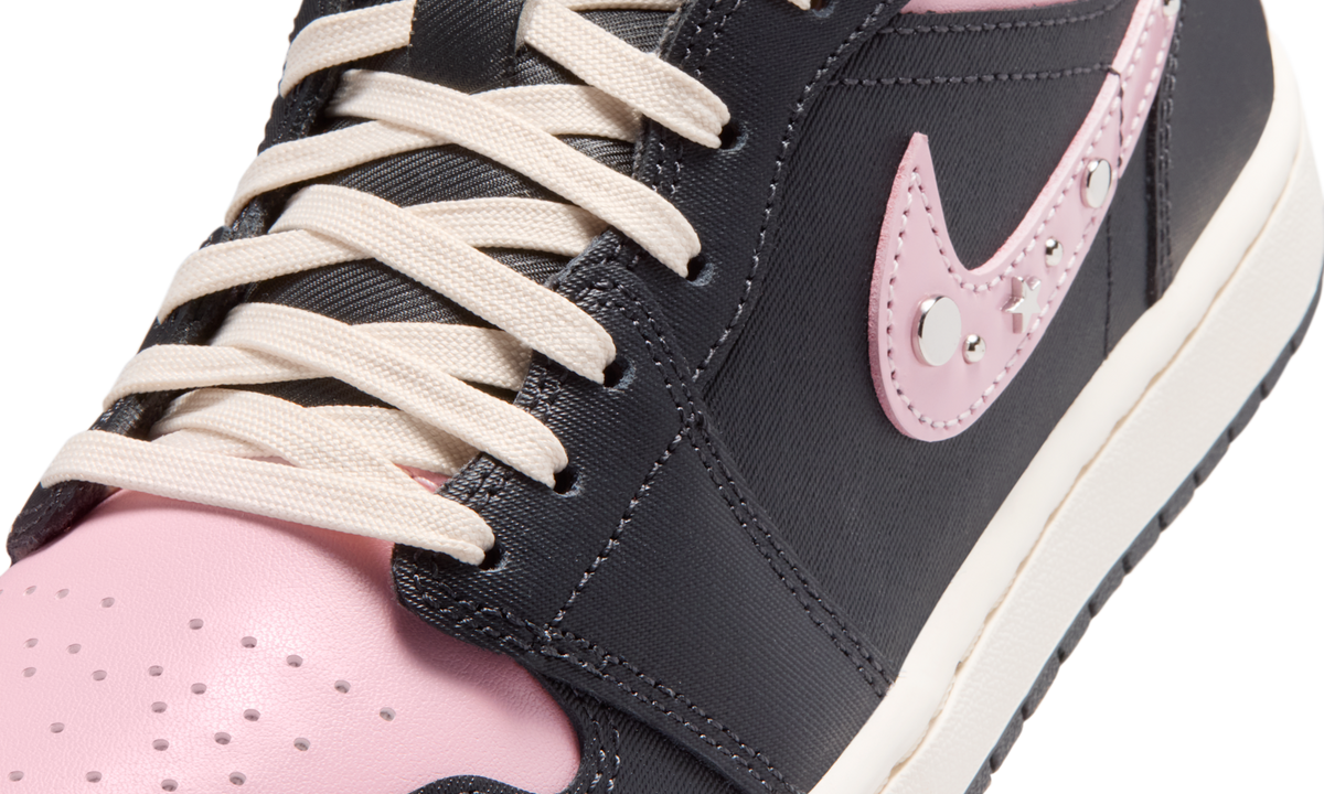 Overkicks - Air Jordan 1 Mid SE Iced Carmine (II0571-001) - detalle lateral interior