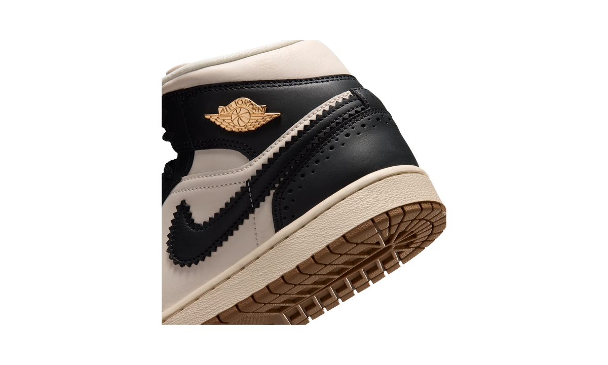 Overkicks - Air Jordan 1 Mid SE Off Noir Chalk (IO0760-001) - detalle