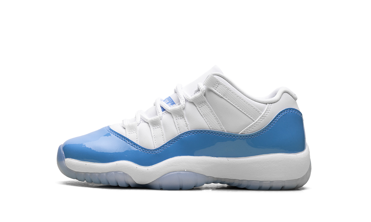 Overkicks - Air Jordan 11 Retro Low University Blue (2026) (GS) (FV5121-100) - vista lateral