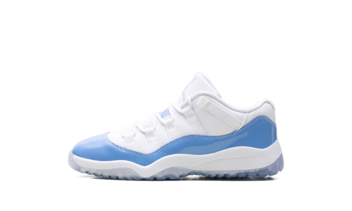 Overkicks - Air Jordan 11 Retro Low University Blue (2026) (PS) (FV5116-100) - vista lateral