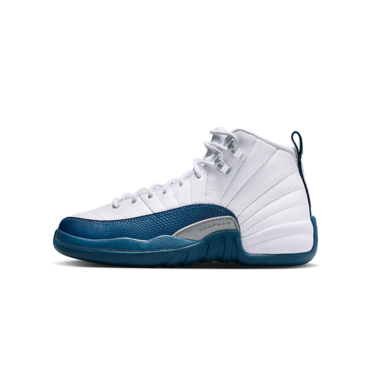 Overkicks - Air Jordan 12 Retro French Blue (2025) (GS) (153265-114) - vista lateral