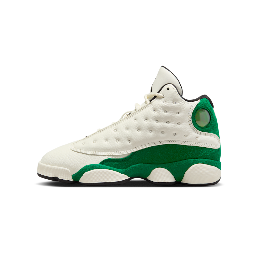 Overkicks - Air Jordan 13 Retro Sail Pine Green (GS) (HQ0780-103) - vista lateral