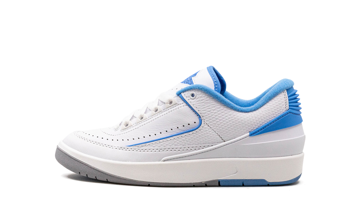 Overkicks - Air Jordan 2 Retro Low UNC (GS) (FJ6869-104) - vista lateral