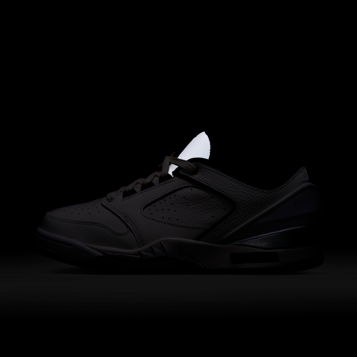 Overkicks - Air Jordan Sixty Plus Low Sail Black Swan (IR1847-100) - detalle
